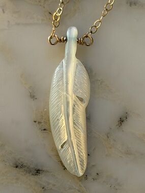 VTG  gold tone necklace with White carved feather Shell Boho Necklace